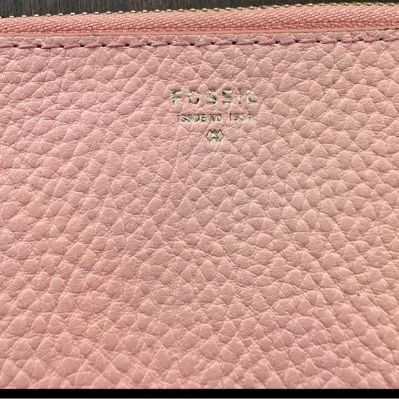 Fossil wristlet / wallet with tassel
Coral / pink
NWOT. - Picture 4 of 4